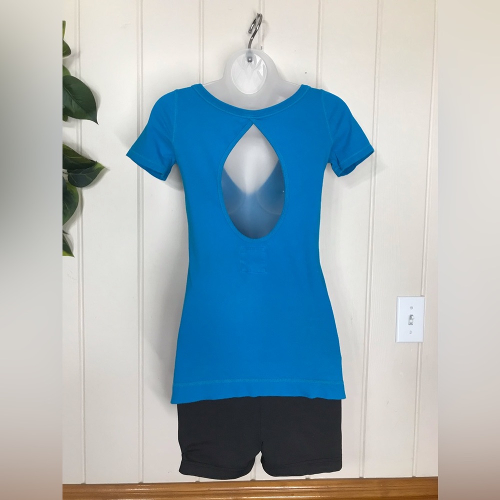 Hollister V-neck Blouse Large Open Back shape Teardrop or Oval
XS 0 - 2 Small - Picture 13 of 15